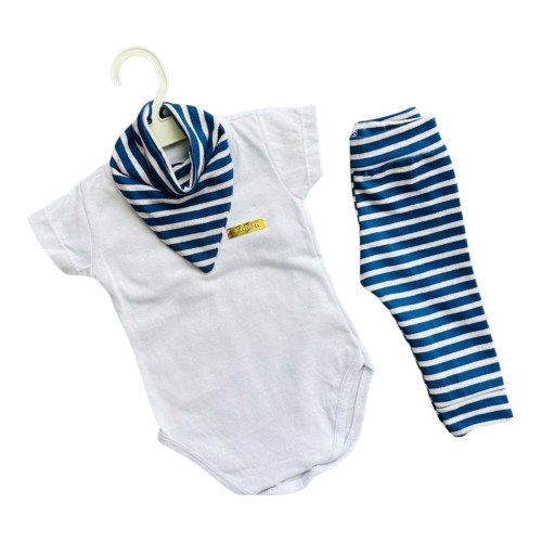 Body, bandana e calça azul marinho
